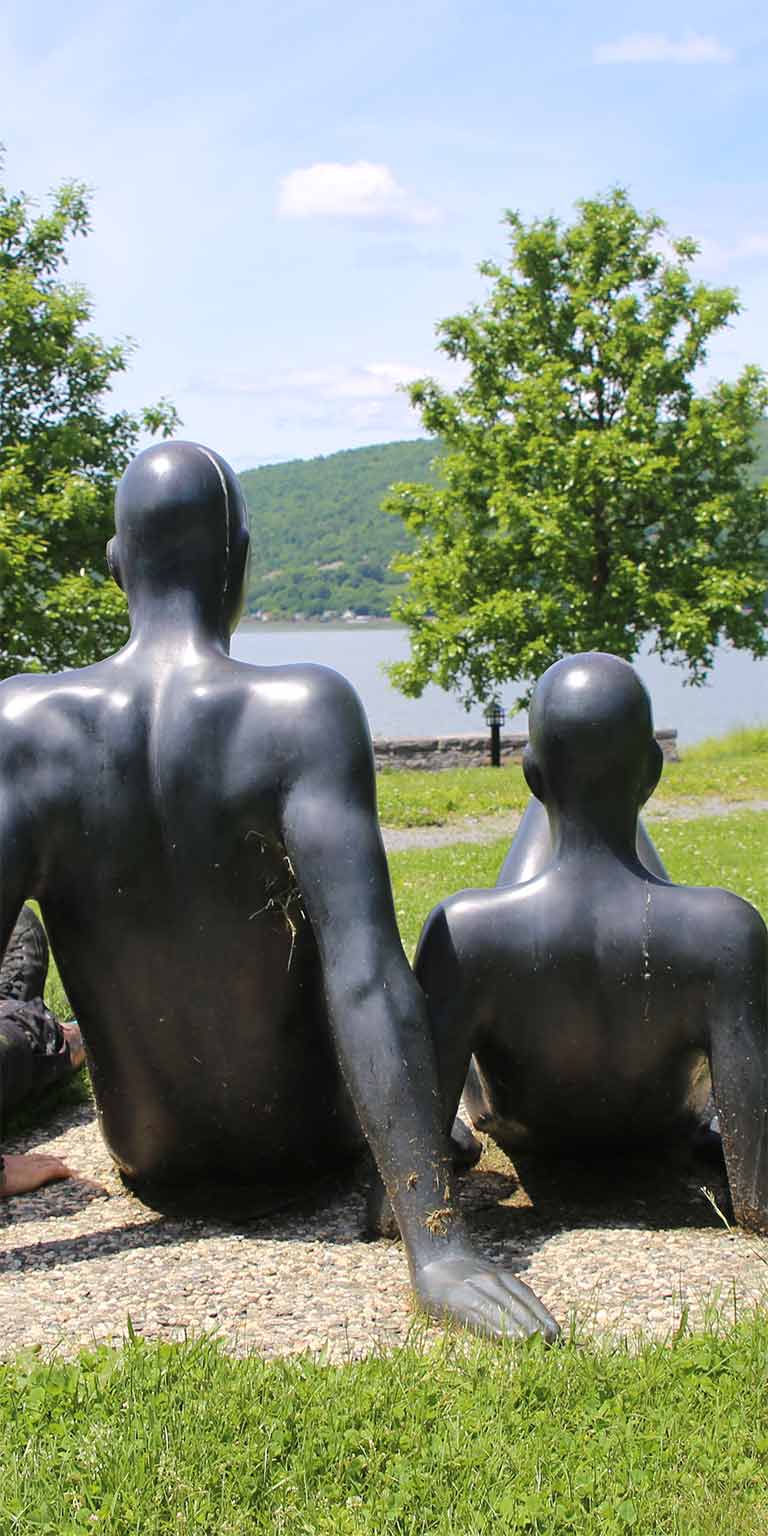 family sculpture o Hudson River